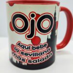 Taza Muestra interior y asa de color.